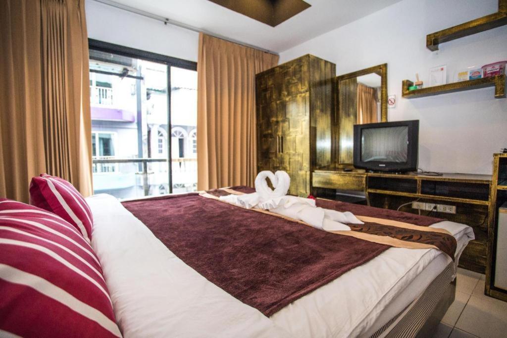 Long Beach Hotel Patong Buitenkant foto