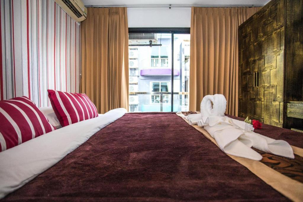 Long Beach Hotel Patong Buitenkant foto
