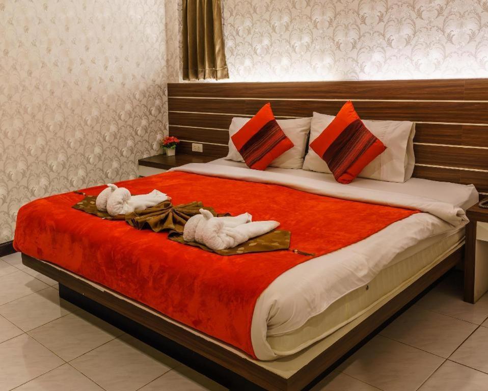 Long Beach Hotel Patong Buitenkant foto