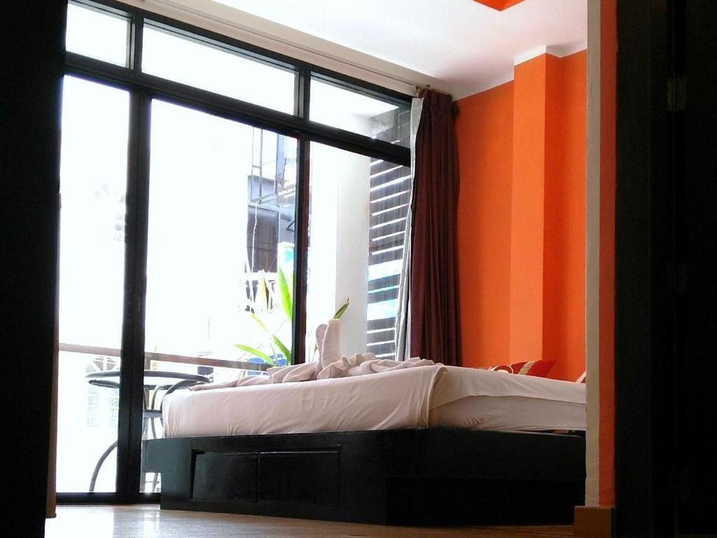 Long Beach Hotel Patong Buitenkant foto