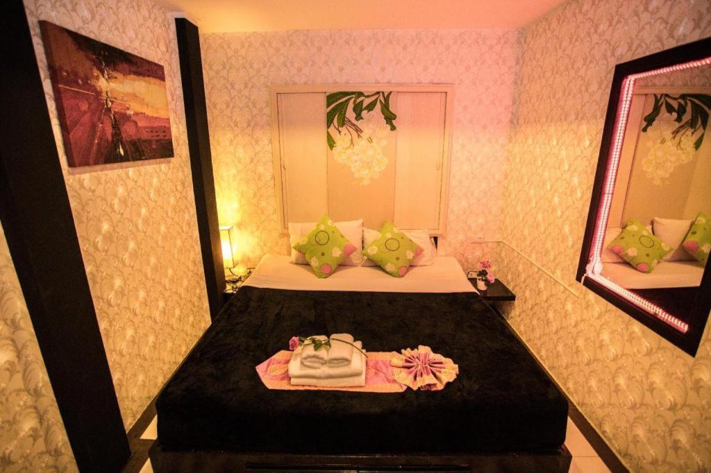 Long Beach Hotel Patong Buitenkant foto