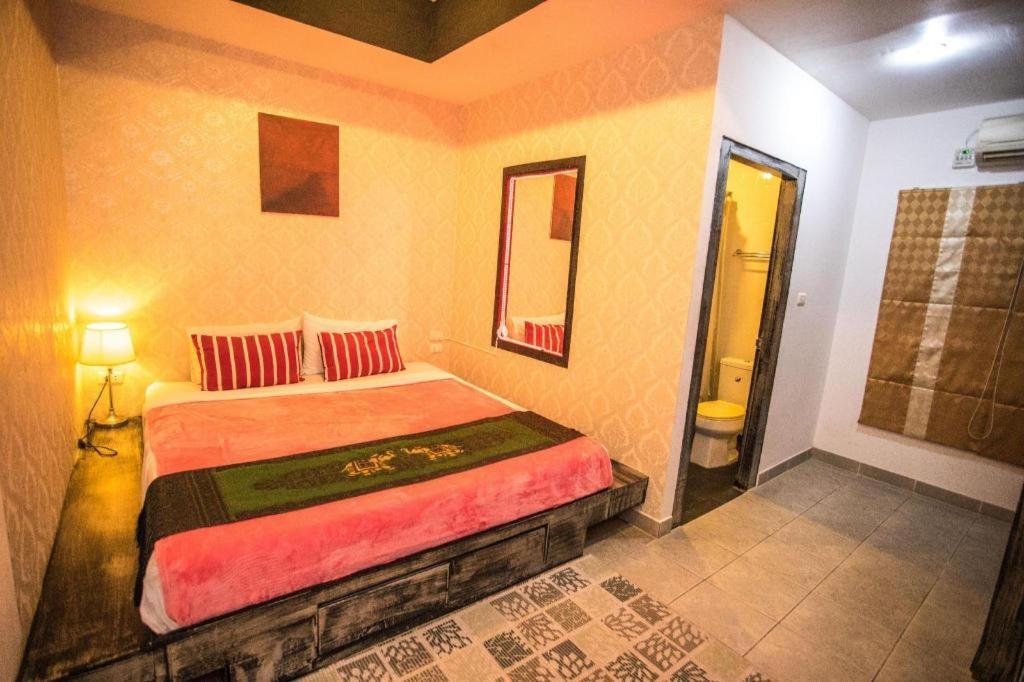 Long Beach Hotel Patong Buitenkant foto