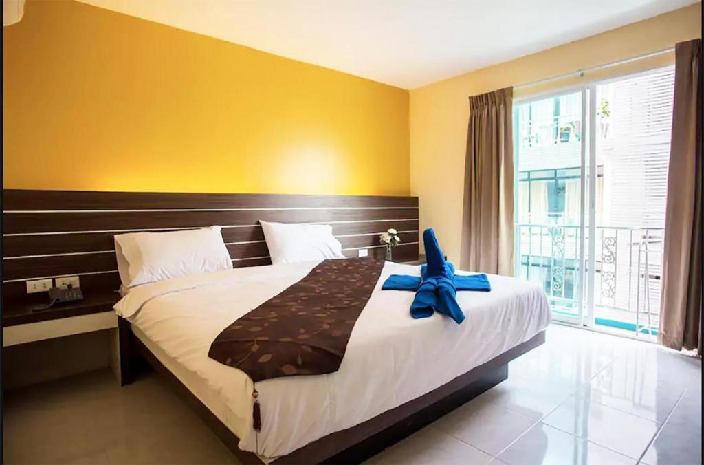 Long Beach Hotel Patong Buitenkant foto