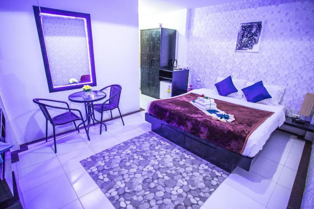 Long Beach Hotel Patong Buitenkant foto