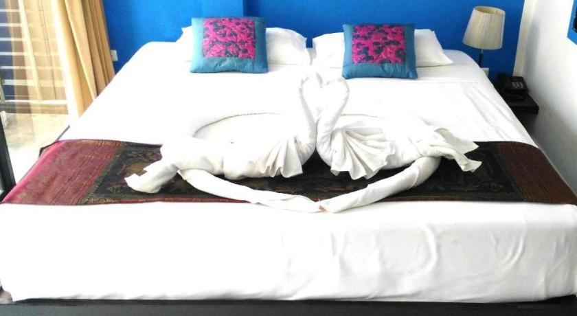 Long Beach Hotel Patong Buitenkant foto