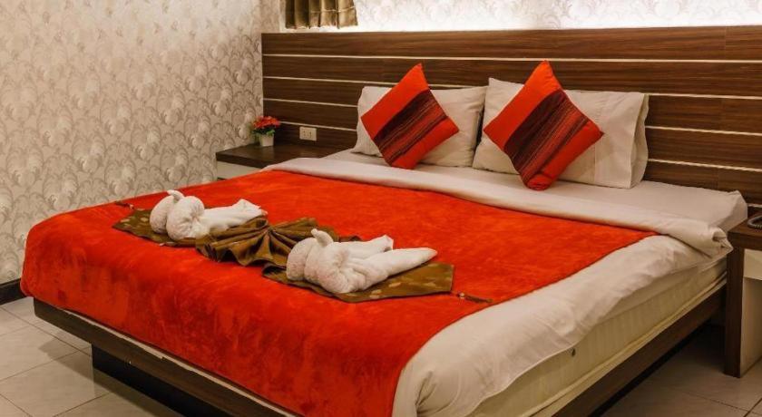 Long Beach Hotel Patong Buitenkant foto