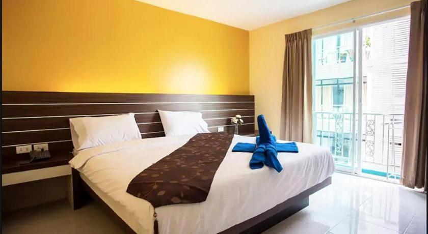 Long Beach Hotel Patong Buitenkant foto